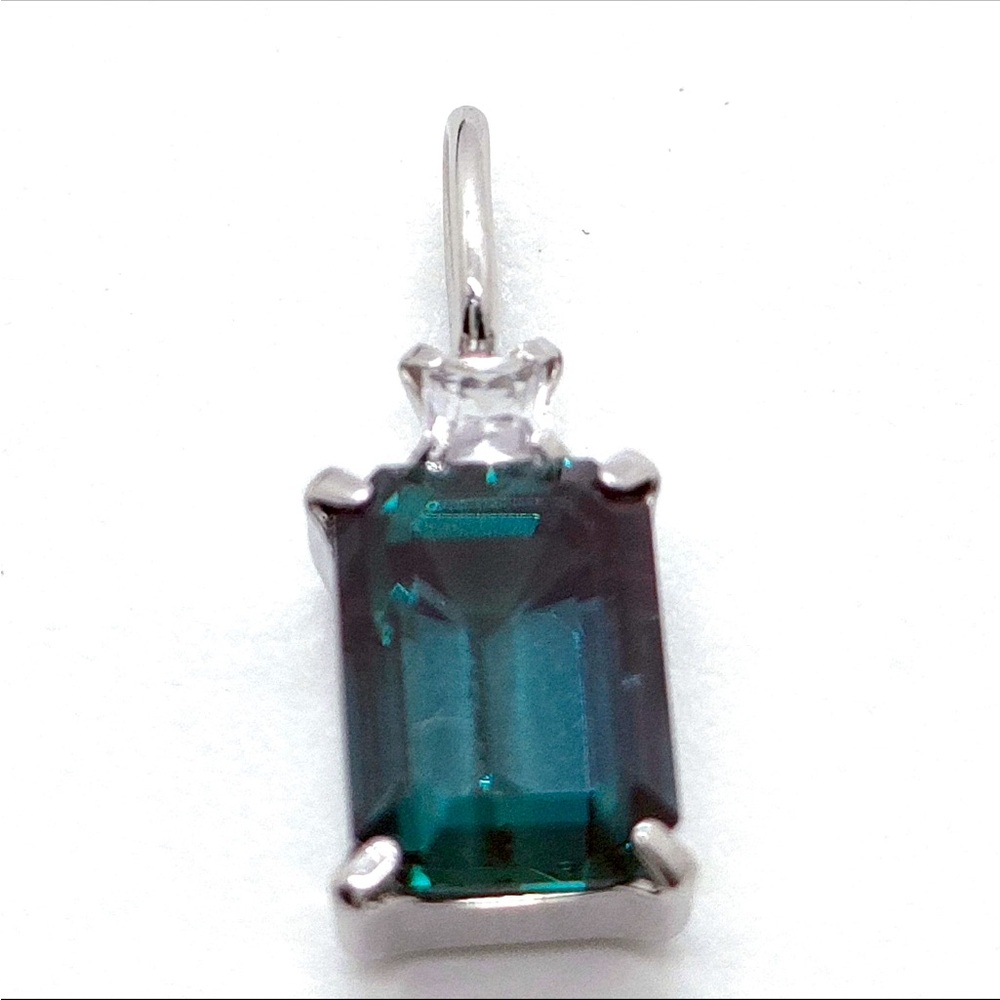 ~3ct Alexandrite Pendant set in Solid 18k White Gold amazing color change